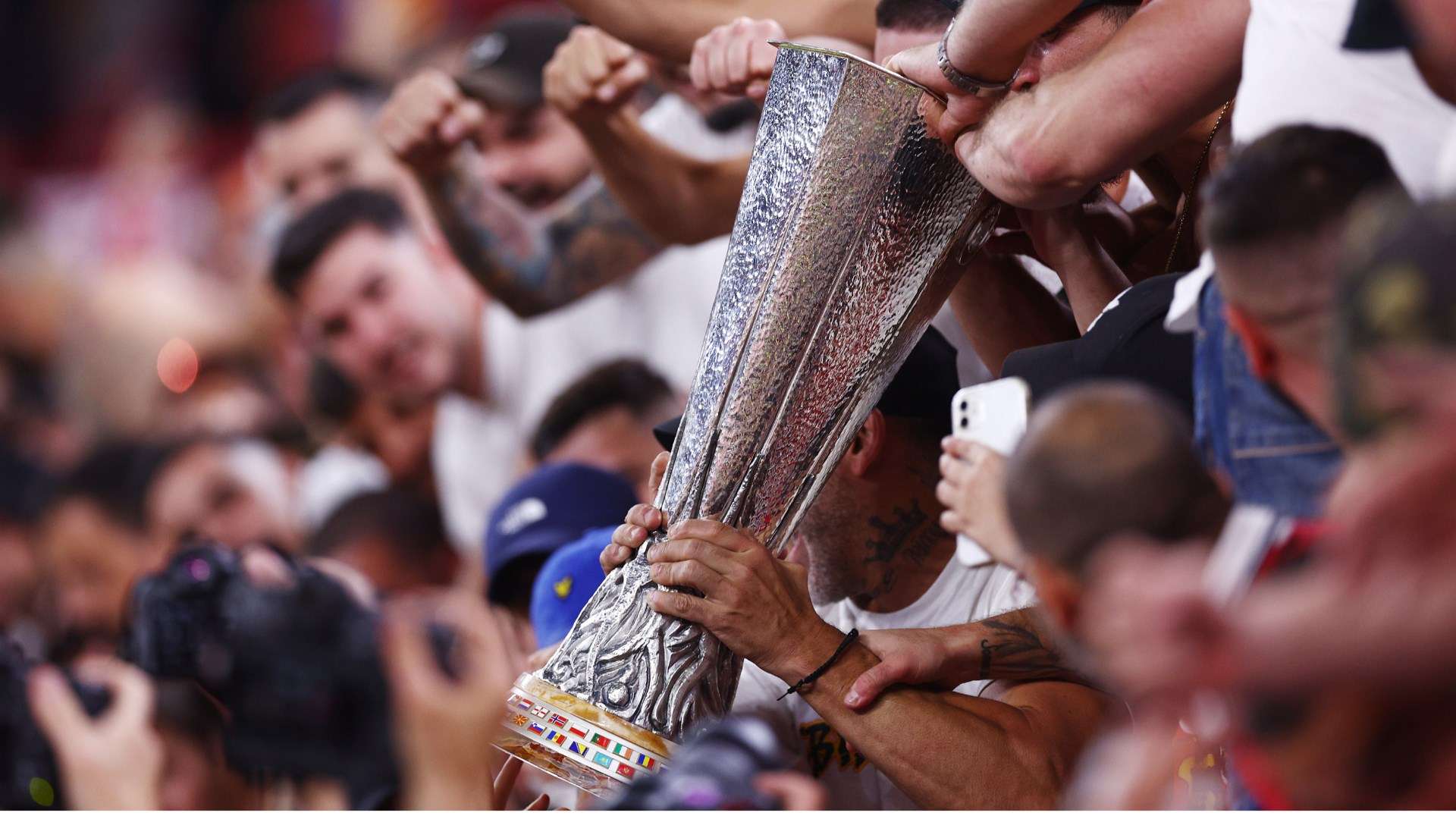 欧冠积分榜更新：F组‘死亡之组’名不虚传，形势扑朔迷离