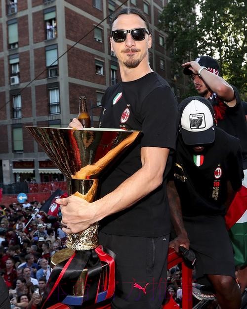 米兰对与伊布续约持开放态度 但签约维奇较困难 米兰对与伊布续约持开放态度 但签约维奇较困难